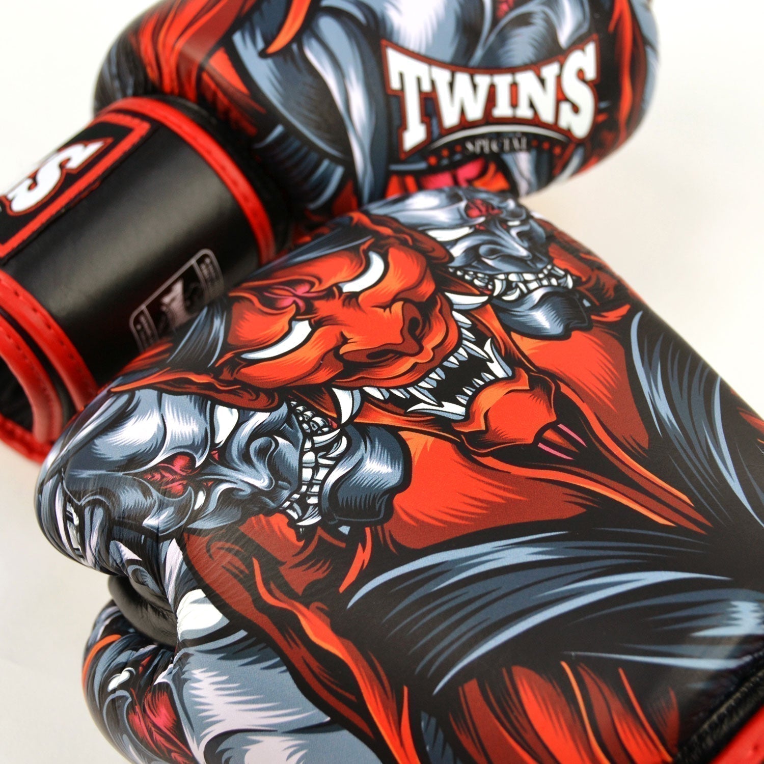 Muay Thai Glove Sizes Explained: Choosing the Right Gloves for Training, Sparring and Fight Night